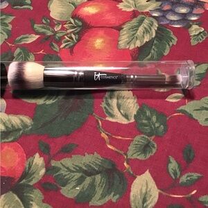 IT COSMETICS HEAVENLY LUXE FACE BRUSH NEW NEVER USED POWDER FOUNDATION